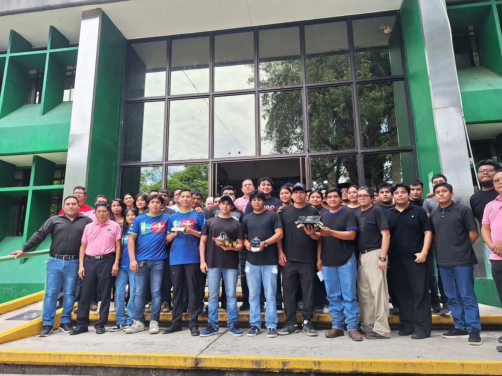 Estudiantes en concurso de robótica